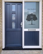 Raamfolie voordeur met boom, huisnr en familienaam